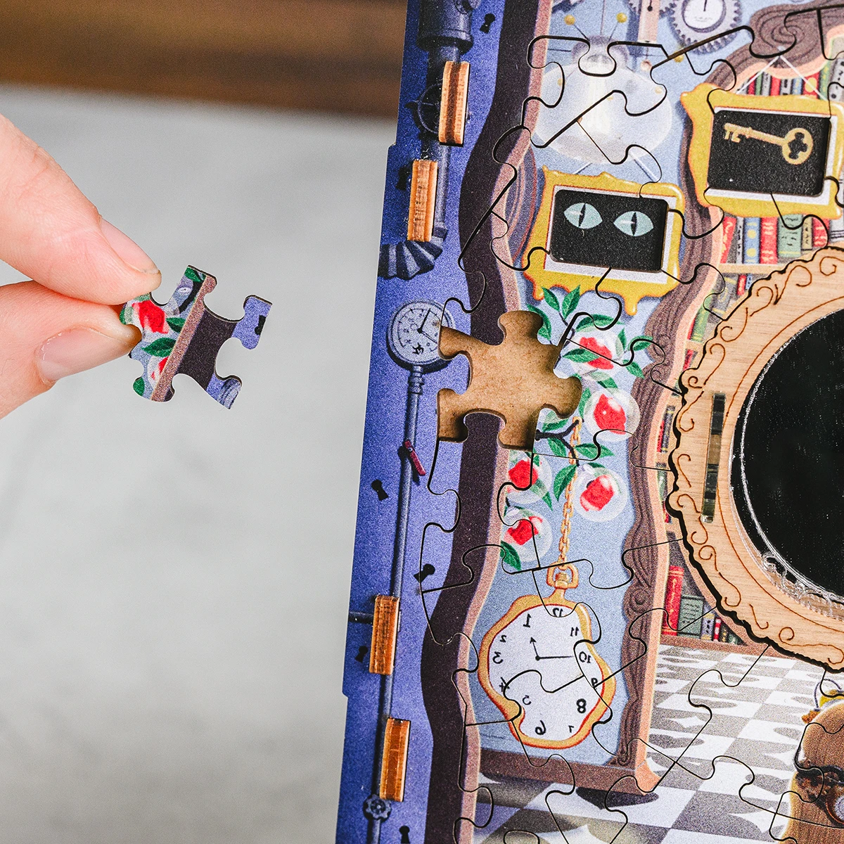 Cluepuzzle - The Wonderbox Of Alice Jigsaw Puzzle Box - Afbeelding 2
